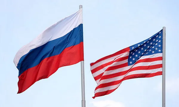 Quốc kỳ Nga - Mỹ. Ảnh minh hoạ: RT