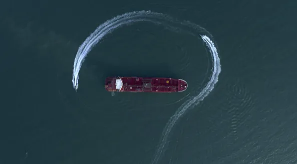 Một tàu cao tốc của Vệ binh Cách mạng Hồi giáo Iran di chuyển quanh tàu chở dầu cờ Anh. Ảnh: Tanism News Agency