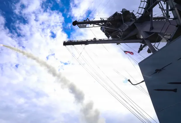 Tàu khu trục mang tên lửa dẫn đường lớp Arleigh Burke USS Thomas Hudner (DDG 116) phóng tên lửa tấn công mặt đất Tomahawk (TLAM) trong khuôn khổ chiến dịch Epic Fury. Ảnh: Hải quân Mỹ