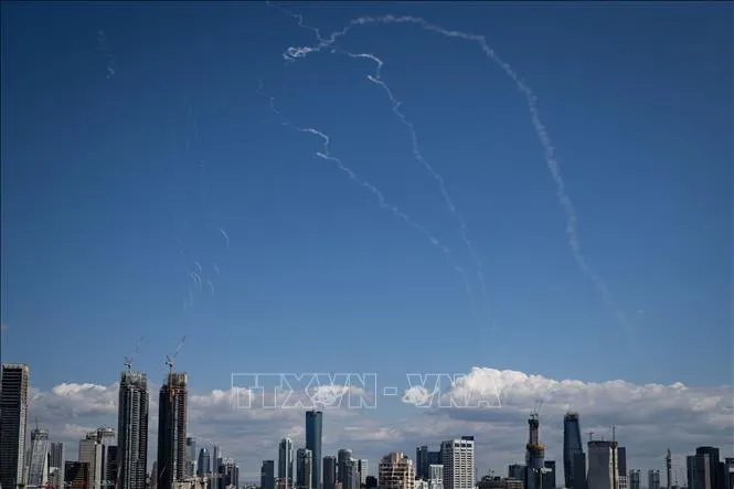 Những vệt khói trên bầu trời Tel Aviv (Israel) khi hệ thống phòng không Israel đánh chặn tên lửa từ Iran ngày 1/3/2026. Ảnh: THX/TTXVN