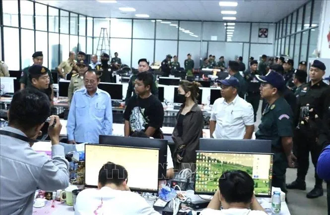 Lực lượng chức năng tỉnh Kratie đột kích một địa điểm tại huyện Snuol được sử dụng làm trung tâm lừa đảo trực tuyến trên địa bàn, bắt giữ trên 300 người nước ngoài vào tháng 7-2025. Ảnh: AKP/TTXVN phát