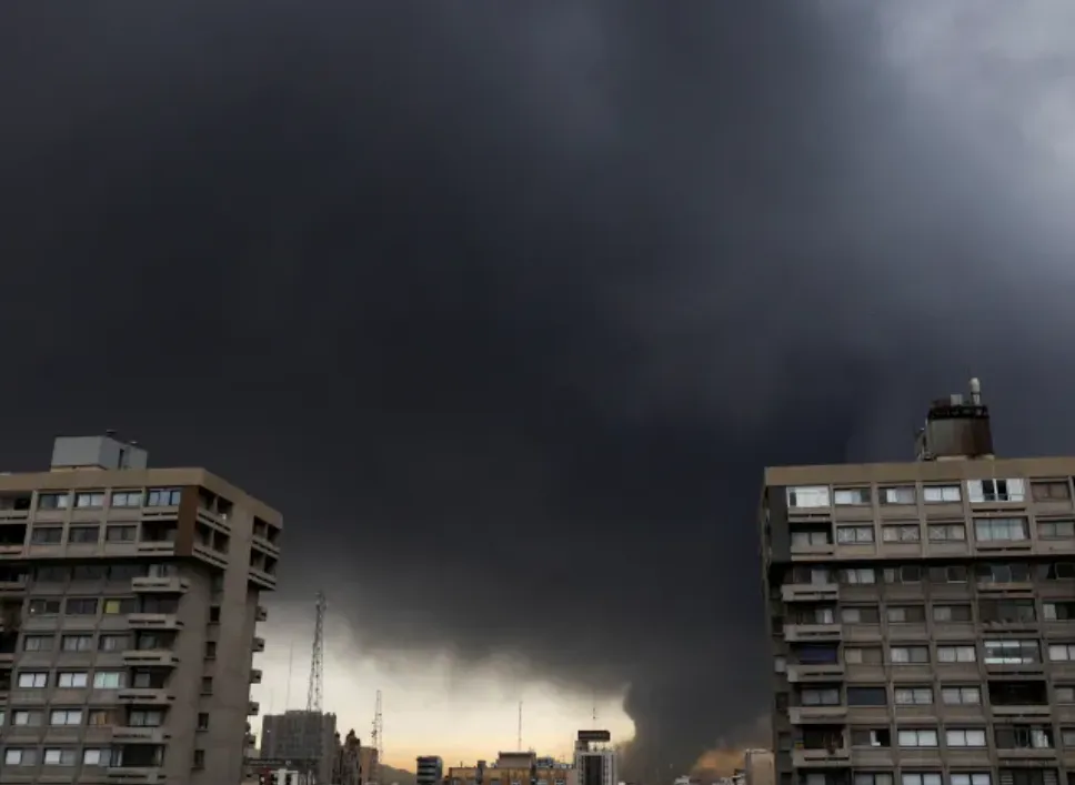 Khói đen trời sau vụ tấn công vào các kho chứa dầu ở Tehran. Ảnh: WANA