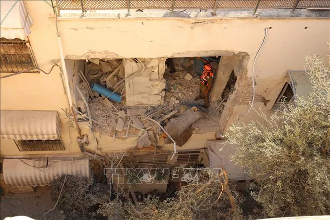 Cảnh đổ nát sau một vụ tấn công tại Tel Aviv, Israel ngày 8/3/2026. Ảnh: THX/TTXVN