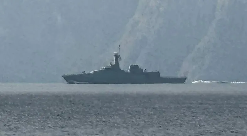 Một tàu hải quân di chuyển ở khu vực Eo biển Hormuz ngày 1-3. Ảnh: rnz.co.nz/TTXVN