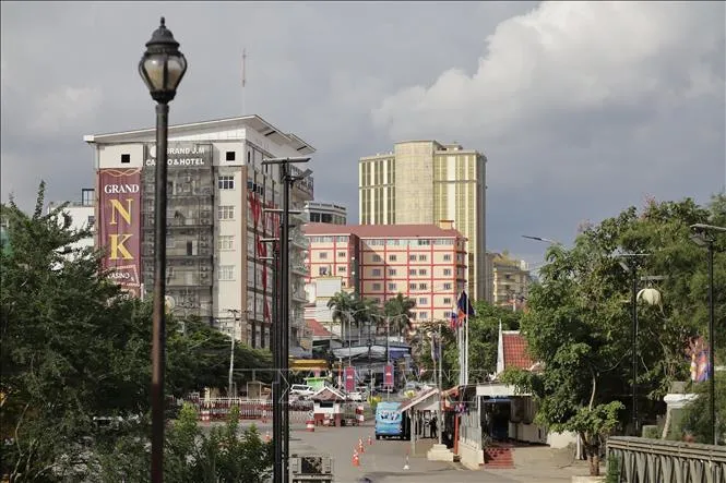 Phía Campuchia được chụp từ trạm kiểm soát biên giới Ban Pakkad ở quận Khlong Yai, tỉnh Chanthaburi, Thái Lan, ngày 16/6/2025. Ảnh tư liệu: THX/TTXVN