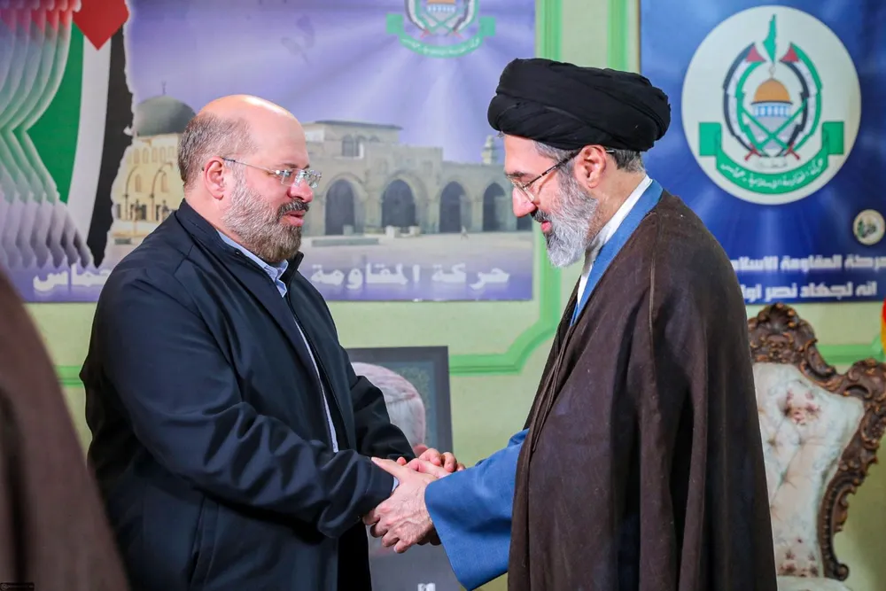 Giáo chủ Iran Mojtaba Khamenei (phải), con trai thứ hai của cố Đại giáo chủ Ayatollah Ali Khamenei. Ảnh: Anadolu Agency/TTXVN