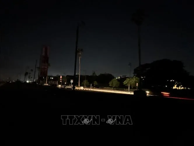 Đường phố thủ đô La Habana, Cuba chìm trong bóng tối do mất điện. Ảnh: TTXVN