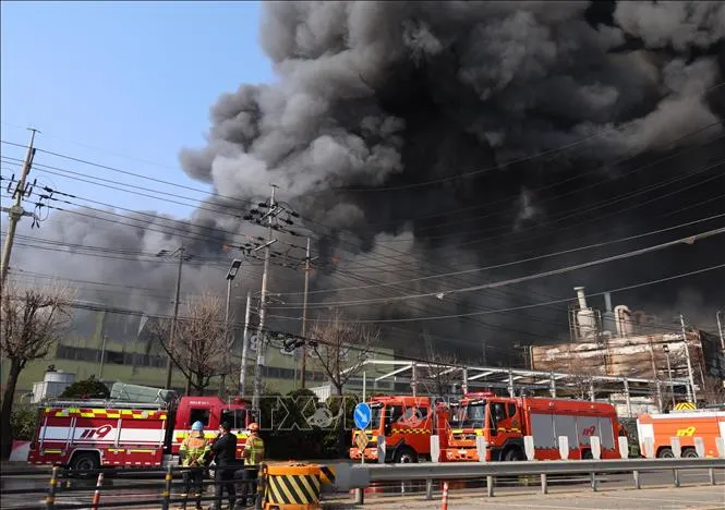 Hiện trường vụ hỏa hoạn tại nhà máy sản xuất phụ tùng ô tô ở thành phố Daejeon, Hàn Quốc ngày 20-3. Ảnh: THX/TTXVN