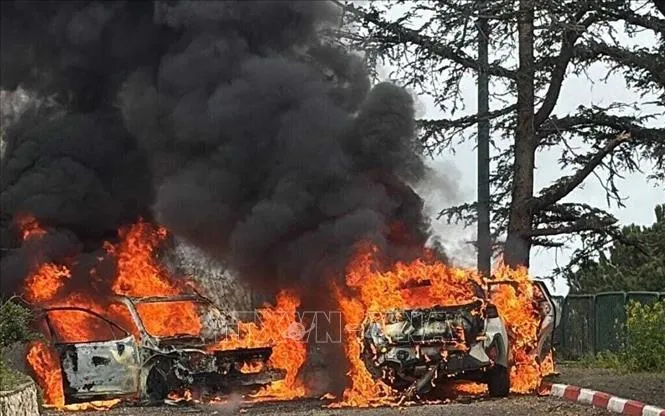 Một người đã thiệt mạng trong vụ tấn công nghi do lực lượng Hezbollah ở Liban thực hiện bằng tên lửa chống tăng nhằm váo cộng đồng biên giới Misgav Am của Israel vào sáng 22/3. Trong ảnh: Hai phương tiện đã bốc cháy tại hiện trường và một thi thể được tìm thấy trong một chiếc xe. Ảnh: TTXVN