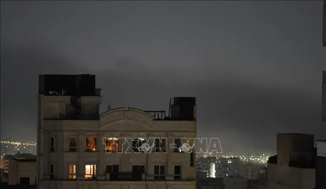 Khói bốc lên sau các vụ nổ tại Tehran, Iran sáng 23-3. Ảnh: THX/TTXVN