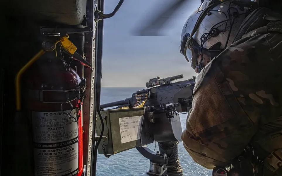 Binh sĩ Mỹ thực hiện nhiệm vụ trên trực thăng quân sự. Ảnh: Hải quân Mỹ