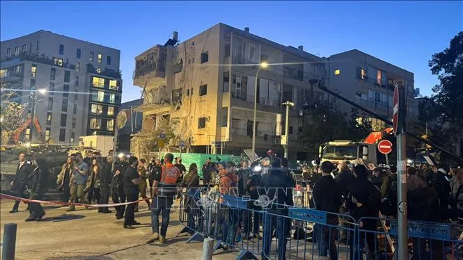 Khu vực bị trúng tên lửa nằm ở trung tâm thành phố Tel Aviv. Ảnh: TTXVN