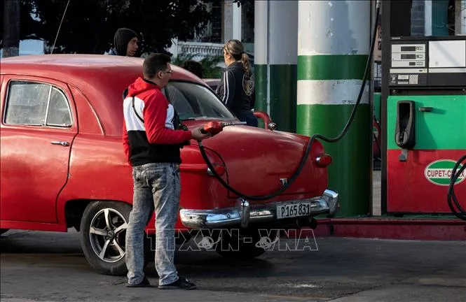 Người dân đổ xăng cho xe ô tô tại trạm xăng ở La Habana, Cuba, ngày 31-1-2024. Ảnh minh họa: TTXVN