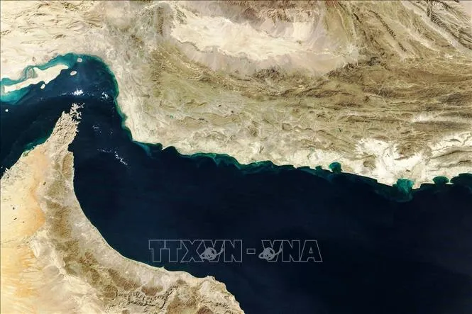 Hình ảnh từ vệ tinh Terra của NASA về Eo biển Hormuz (trái). Ảnh: The Gulf News/TTXVN