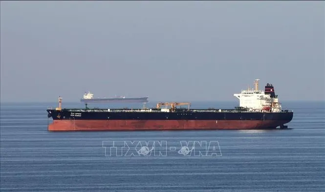 Tàu chở dầu di chuyển qua eo biển Hormuz. Ảnh: TTXVN