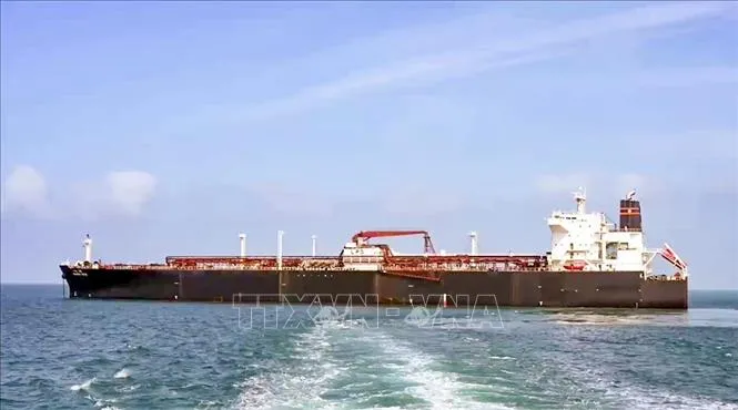 Tàu chở khí dầu mỏ hóa lỏng mang cờ Ấn Độ cập cảng ở Gujarat (Ấn Độ) sau khi di chuyển qua eo biển Hormuz. Ảnh: ANI/TTXVN