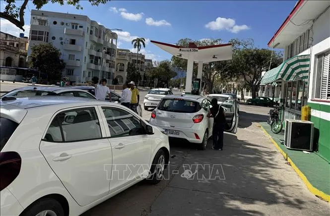 Xếp hàng chờ đến lượt đổ xăng ở một trạm nhiên liệu ở thủ đô La Habana (Cuba). Ảnh: TTXVN