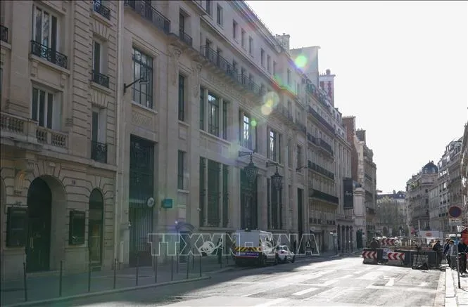 Cảnh sát được triển khai bên ngoài chi nhánh ngân hàng Bank of America tại thủ đô Paris, ngày 28-3. Ảnh: THX/TTXVN