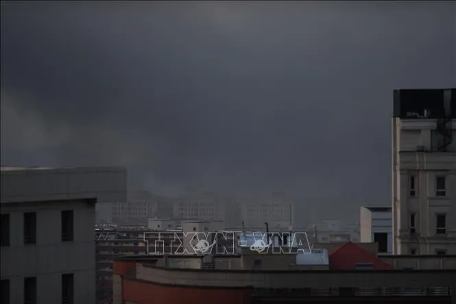 Khói bốc lên sau vụ tấn công tại Tehran, Iran. Ảnh: THX/TTXVN