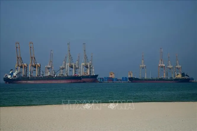 Tàu chở dầu ngoài khơi cảng nước sâu Sharjah, Các tiểu vương quốc Arab thống nhất, dọc theo eo biển Hormuz, ngày 23-3. Ảnh: inquirer.net/TTXVN