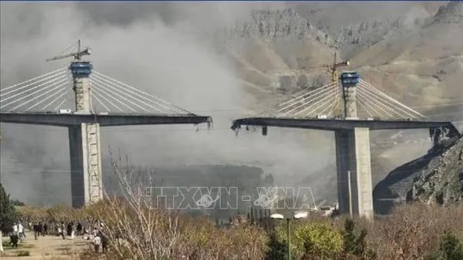 Cầu B1 tại thủ phủ Karaj của tỉnh Alborz, Iran, bị tấn công ngày 2/4/2026. Ảnh: AA/TTXVN