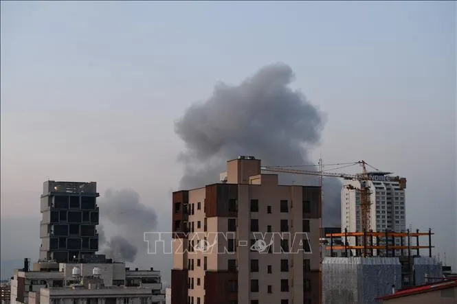 Khói bốc lên sau một vụ tấn công tại Tehran, Iran. Ảnh: THX/TTXVN