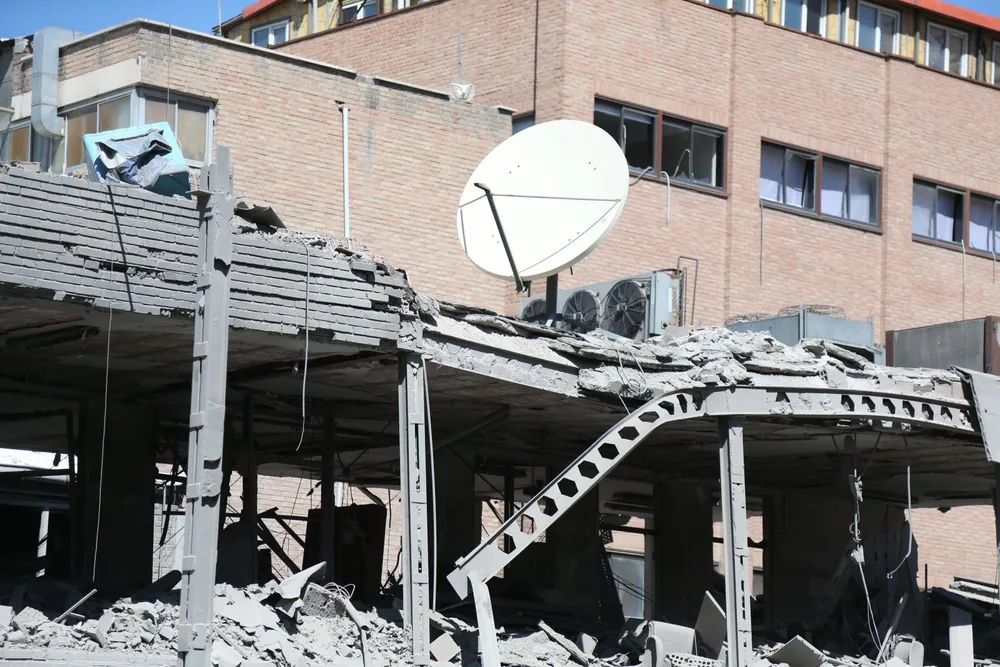 Trường học bị phá hủy sau cuộc không kích của Mỹ và Israel tại Tehran, Iran, ngày 7/4/2026. Ảnh: THX/TTXVN