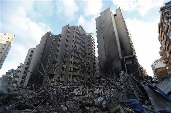 Những toà nhà bị phá huỷ sau các vụ oanh kích của Israel xuống thủ đô Beirut, ngày 9-4. Ảnh: THX/TTXVN