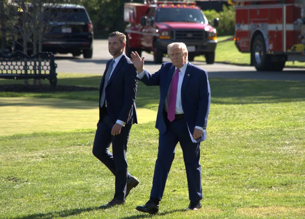 Tổng thống Mỹ Donald Trump (phải) tại Nhà Trắng ở Washington, D.C., ngày 10/4/2026. Ảnh: THX/TTXVN