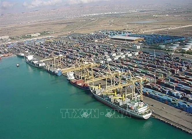 Tàu thuyền neo tại cảng ở thành phố Bandar Lengeh, tỉnh Hormozgan, Iran. Ảnh: IRNA/TTXVN