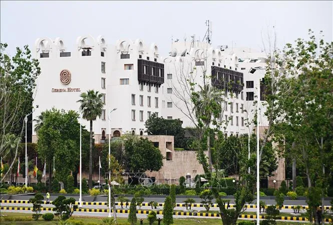 Quang cảnh bên ngoài khách sạn Serena ở Islamabad, Pakistan, nơi diễn ra vòng đối thoại trực tiếp Mỹ - Iran ngày 11/4/2026. Ảnh: THX/TTXVN