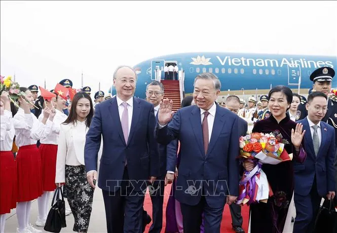 Ủy viên Bộ Chính trị, Bí thư Thành ủy Bắc Kinh Doãn Lực đón Tổng Bí thư, Chủ tịch nước Tô Lâm và Phu nhân tại Sân bay quốc tế Bắc Kinh. Ảnh: TTXVN