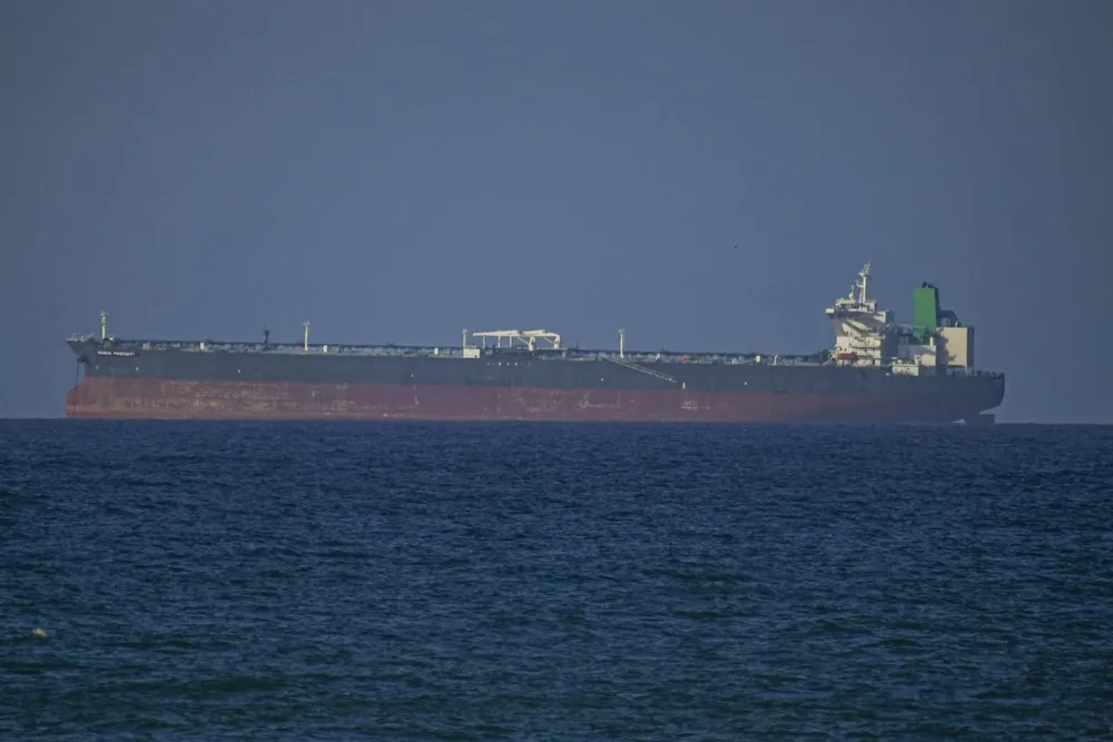 Một con tàu di chuyển qua eo biển Hormuz. Ảnh: AA/TTXVN