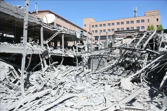 Thiệt hại sau các cuộc không kích do Mỹ - Israel tiến hành tại thủ đô Tehran, Iran ngày 7/4/2026. Ảnh: THX/TTXVN