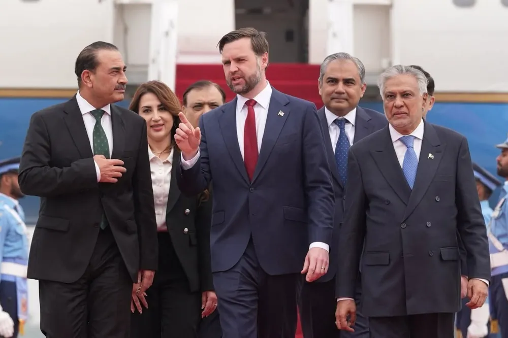 Phó Tổng thống JD Vance (giữa, phía trước) dẫn đầu phái đoàn Mỹ tới Pakistan để tham gia cuộc đàm phán với phía Iran ngày 11/4/2026. Ảnh: THX/TTXVN