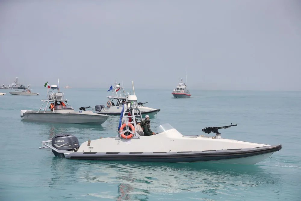 Tàu của Lực lượng Vệ binh Cách mạng Hồi giáo Iran (IRGC) tại lễ kỷ niệm Ngày Vịnh Persia quốc gia ở Vịnh Persia, gần Bushehr. Ảnh: THX/TTXVN