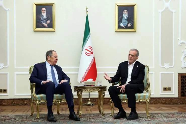 Tổng thống Masoud Pezeshkian (bên phải) và Ngoại trưởng Liên bang Nga Sergey Lavrov (bên trái) tại Tehran, Iran, ngày 25/2/2025. Ảnh: Văn phòng Tổng thống Iran