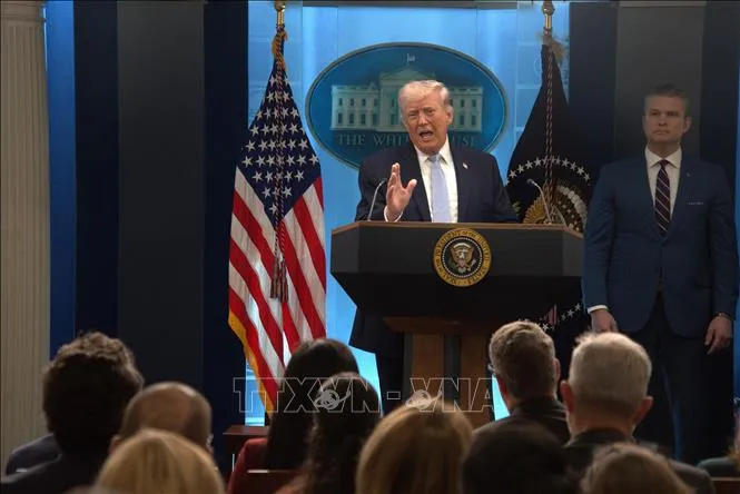 Tổng thống Mỹ Donald Trump (trái) trong cuộc họp báo tại Washington, D.C., ngày 6/4/2026. Ảnh: THX/TTXVN