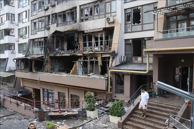 Tòa nhà bị trúng không kích ở Kiev, Ukraine. Ảnh tư liệu: THX/TTXVN