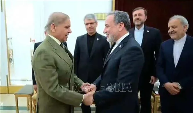 Thủ tướng Pakistan Muhammad Shehbaz Sharif (trái) trong cuộc gặp Ngoại trưởng Iran Seyed Abbas Araghchi (phải, phía trước) tại Islamabad, ngày 25-4. Ảnh: THX/TTXVN