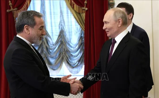 Tổng thống Nga Vladimir Putin và Ngoại trưởng Iran Abbas Araghchi tại cuộc gặp ở St. Petersburg, Nga, ngày 27/4/2026. Ảnh: AA/TTXVN