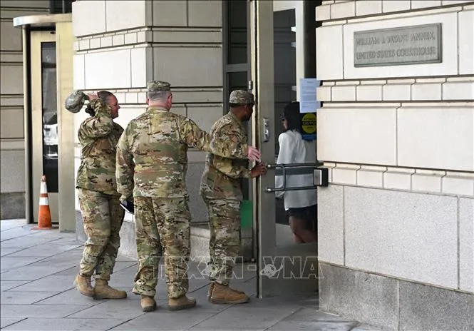 Nhân viên an ninh bên ngoài Toà án quận Columbia ở thủ đô Washington, nơi diễn ra phiên xét xử nghi phạm nổ súng tại buổi dạ tiệc do Hiệp hội Phóng viên Nhà Trắng (WHCD) tổ chức, ngày 27-4. Ảnh: THX/TTXVN