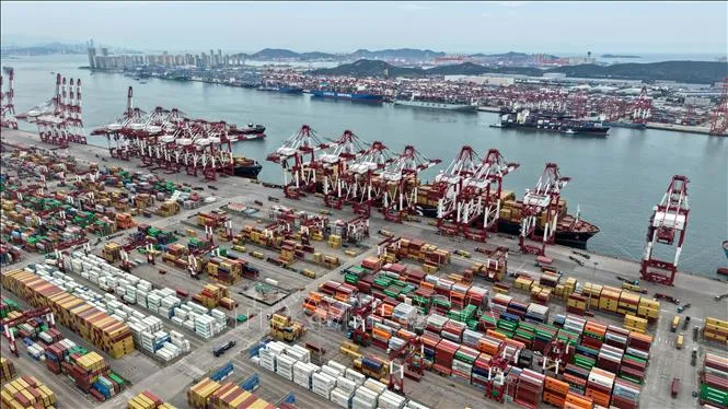 Quang cảnh cảng hàng hóa tại Thanh Đảo, tỉnh Sơn Đông, Trung Quốc. Ảnh: THX/TTXVN