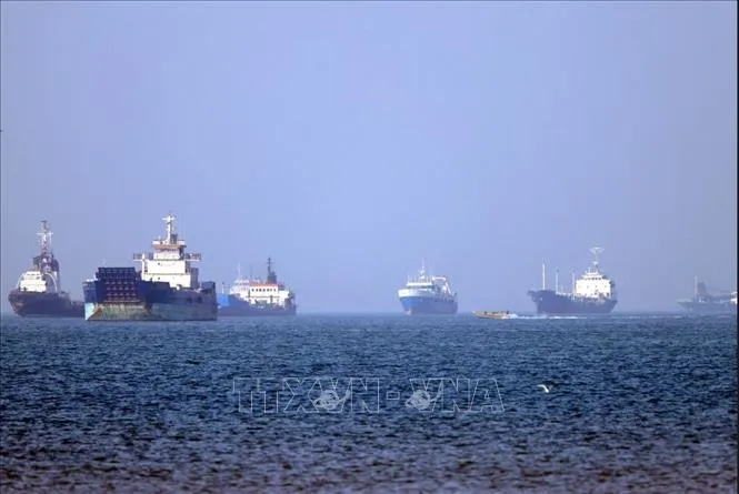 Tàu thuyền ở eo biển Hormuz, gần thành phố cảng Bandar Abbas, Iran. Ảnh: The Guardian/TTXVN