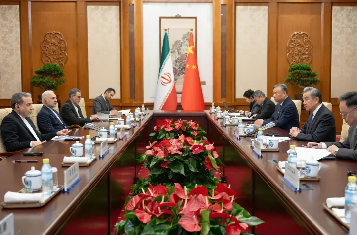 Ngoại trưởng Trung Quốc Vương Nghị trao đổi với người đồng cấp Iran Abbas Araghchi trong cuộc gặp song phương tại Bắc Kinh vào ngày 6/5. Ảnh: Xinhua