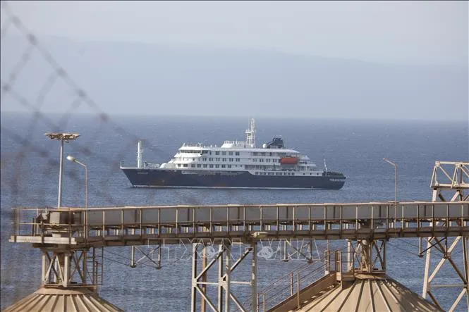 Tàu du lịch MV Hondius neo ngoài khơi Cape Verde ngày 4/5/2026. Ảnh: THX/TTXVN