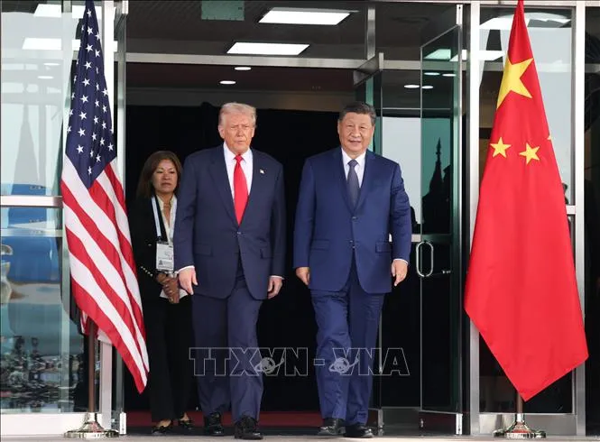 Chủ tịch Trung Quốc Tập Cận Bình và Tổng thống Mỹ Donald Trump trong cuộc gặp tại Busan, Hàn Quốc ngày 30-10-2025. Ảnh tư liệu: THX/TTXVN