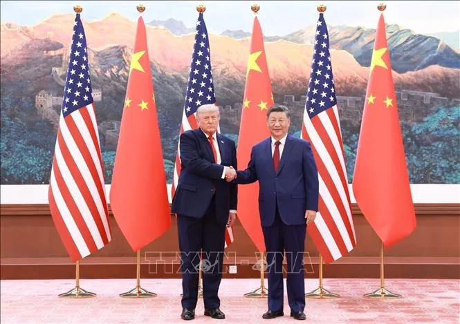 Chủ tịch Trung Quốc Tập Cận Bình (phải) và Tổng thống Mỹ Donald Trump trong cuộc hội đàm tại thủ đô Bắc Kinh, ngày 14/5/2026. Ảnh: THX/TTXVN.