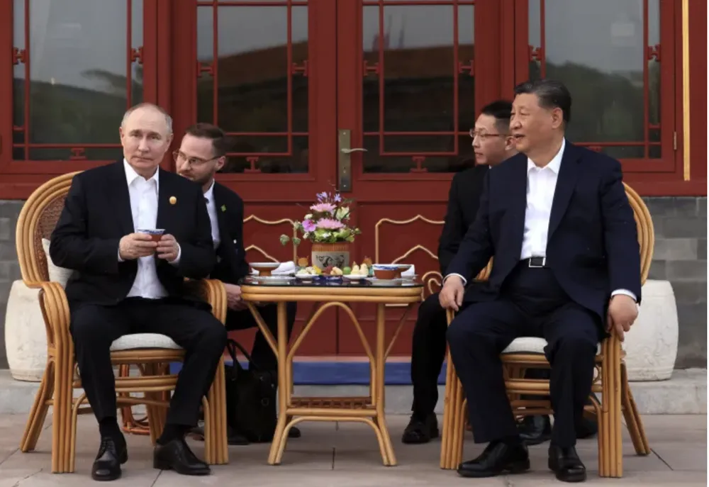 Lãnh đạo Nga - Trung cùng nhau uống trà tại khu vườn Trung Nam Hải năm 2024. Ảnh: Sputnik 