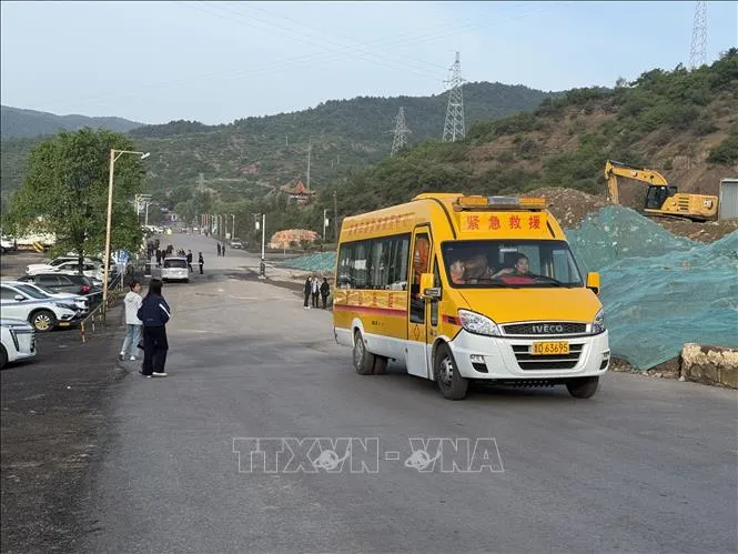 Lực lượng cứu hộ được triển khai tới hiện trường vụ nổ mỏ than ở huyện Tẩm Nguyên, tỉnh Sơn Tây, miền Bắc Trung Quốc. Ảnh: THX/TTXVN